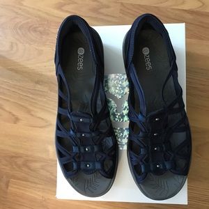 Navy gladiator Bzees Sandler.